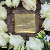 100000367stolperstein steen met bloemen krant 100000367stolperstein steen met bloemen krant