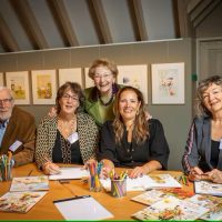 anneke-olland-midden-weduwe-van-rolf-olland-in-het-anton-pieck-museum-tussen-bestuursleden-van-cultuurfonds-hattem-dries-jonker-marielle-karssing-angela-van-erven-en-ilonka-stoppelenbu