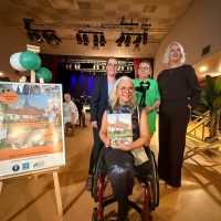 spaaralbum krant overhandiging